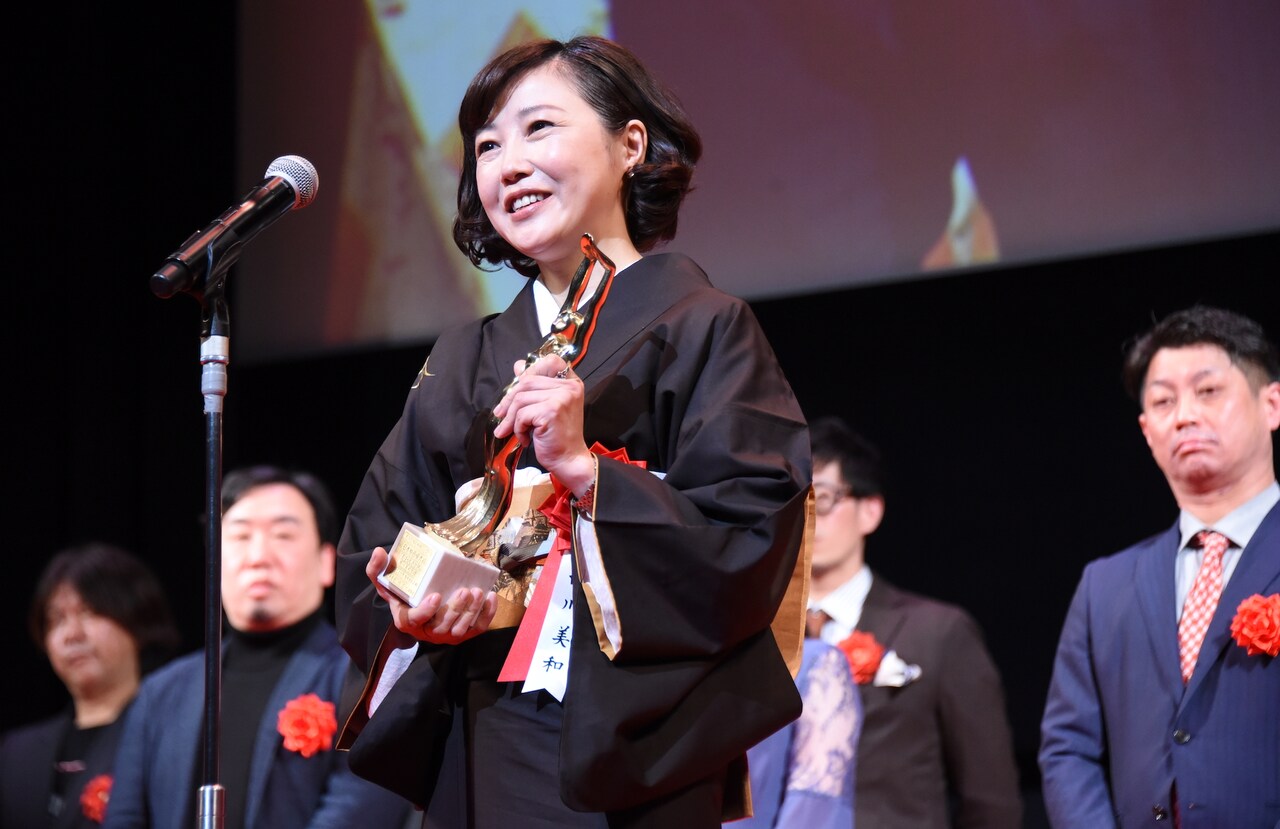 「すばらしき世界」西川美和、毎日映画コン日本映画優秀賞をスタッフと喜ぶ