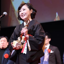 「すばらしき世界」西川美和、毎日映画コン日本映画優秀賞をスタッフと喜ぶ