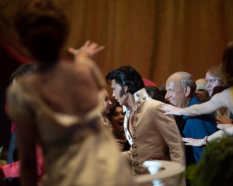 「エルヴィス」 (L-r) AUSTIN BUTLER as Elvis and TOM HANKS as Col. Tom Parker in Warner Bros. Pictures’ drama “ELVIS,” a Warner Bros. Pictures release.Photo by Hugh Stewart