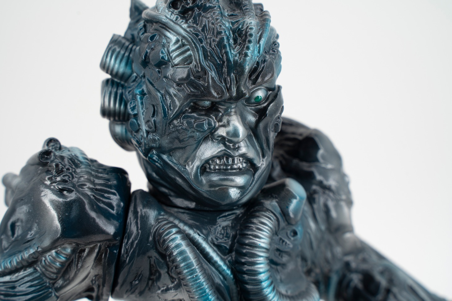 「鉄男」ソフビフィギュアの藍鉄バージョン。