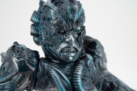 「鉄男」ソフビフィギュアの藍鉄バージョン。