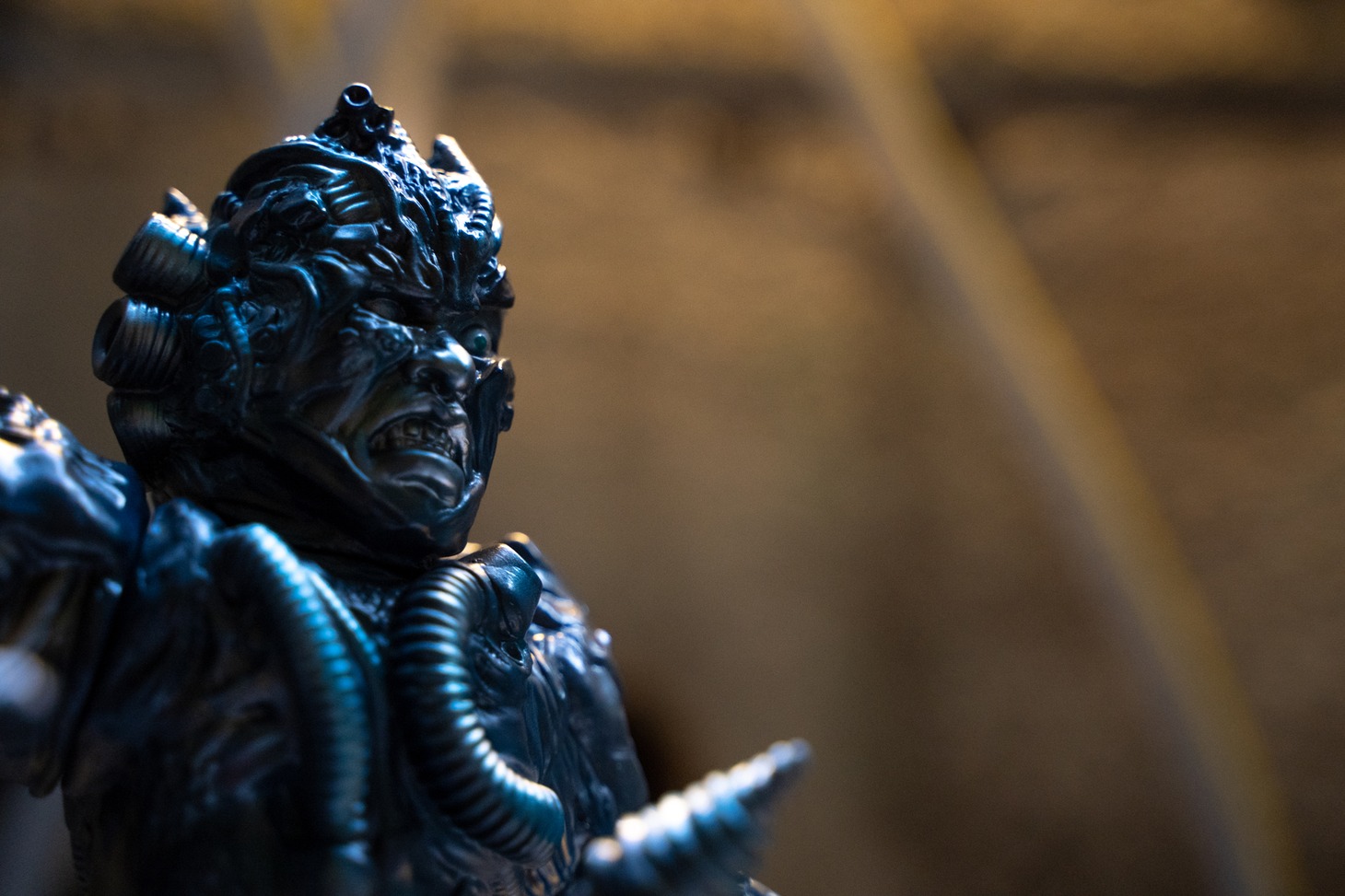 「鉄男」ソフビフィギュアの藍鉄バージョン。