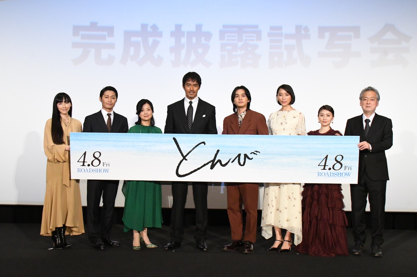 「とんび」完成披露舞台挨拶の様子。
