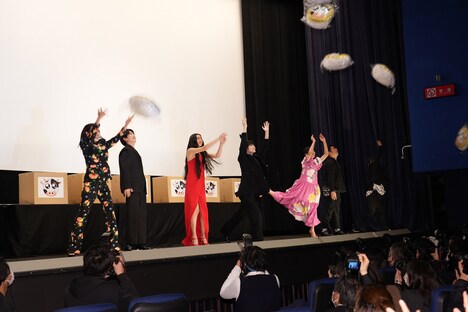 モーモークッションを投げる登壇者たち。