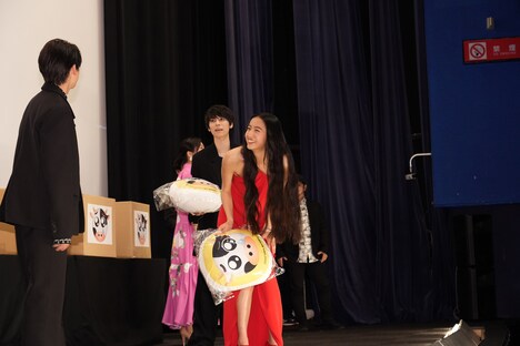 モーモークッションを持つKoki,（中央手前）。