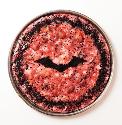 「THE BATMAN－ザ・バットマン－」とシェーキーズのコラボピザ。