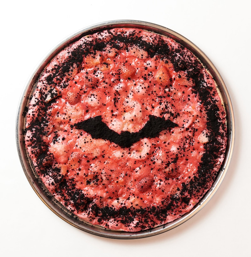 「THE BATMAN-ザ・バットマン-」とシェーキーズのコラボピザ。