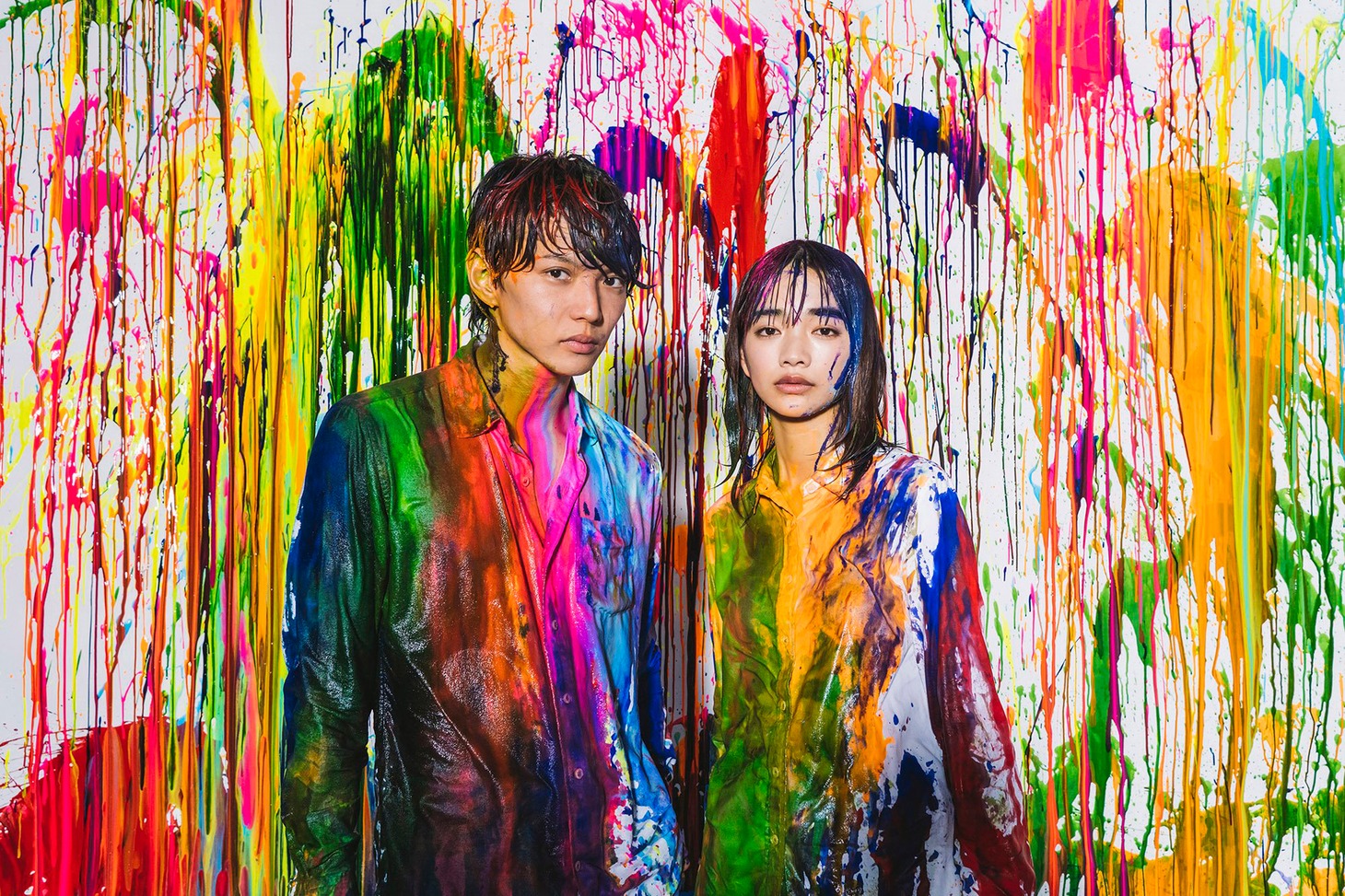 左から佐藤大樹、見上愛。