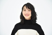 のん（スタイリスト / 町野泉美、ヘアメイク / 菅野史絵）