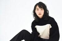 のん（スタイリスト / 町野泉美、ヘアメイク / 菅野史絵）