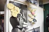 百武スタジオの事務所にて。目元や口元のサンプルが並ぶ。