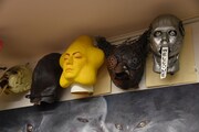 百武スタジオの事務所にて。百武が携わった作品に登場するマスクなど。中央が「荒川アンダー ザ ブリッジ」シリーズに登場する星のマスク。
