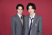 左から岩崎大昇演じる佐木竜太、道枝駿佑演じる金田一一。