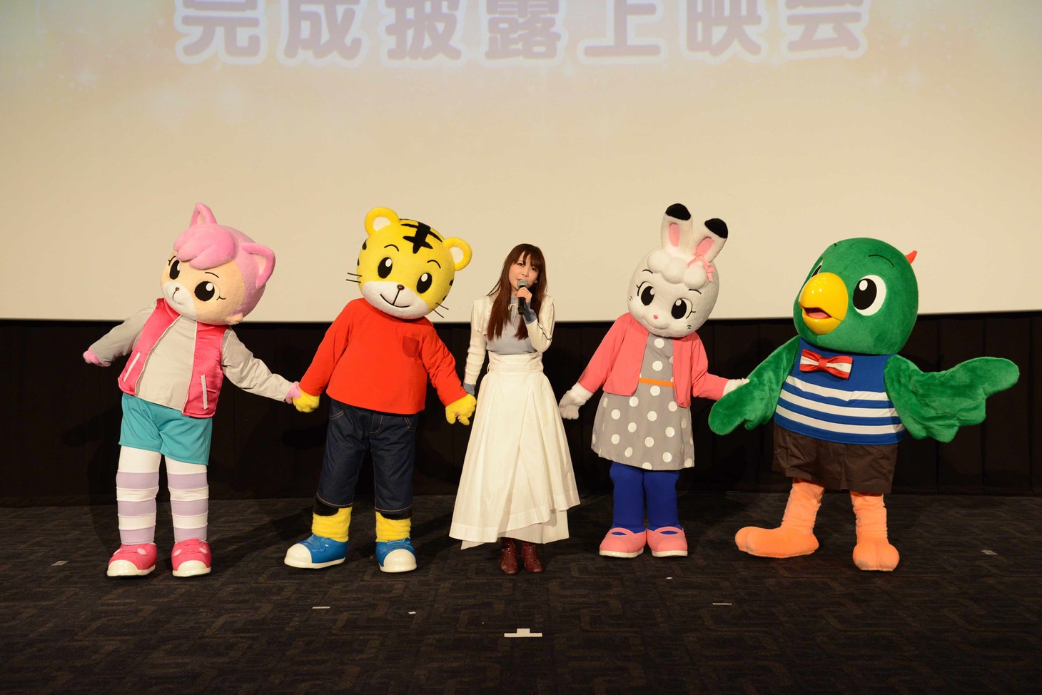 主題歌「君のまんまが いいんだよ」を披露する中川翔子（中央）。