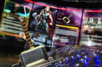 ソーのムジョルニアに触れるフォトスポット。