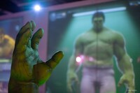 ハルク・スマッシュを体験するアトラクション。