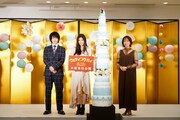 左から中村倫也、篠原涼子、関水渚。