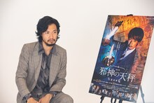 青木崇高（スタイリング /  小泉美智子、ヘアメイク / NANA）