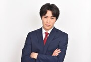 鈴木伸之演じる小野忠。