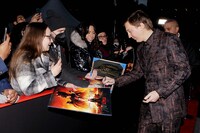 ファンサービスを行うポール・ダノ。