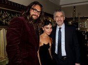 左からジェイソン・モモア、ゾーイ・クラヴィッツ、ジョン・タートゥーロ。