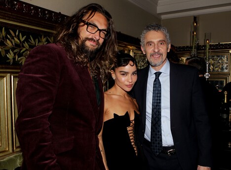 左からジェイソン・モモア、ゾーイ・クラヴィッツ、ジョン・タートゥーロ。