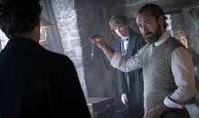 「ファンタスティック・ビーストとダンブルドアの秘密」より、左からジュード・ロウ演じるダンブルドア。