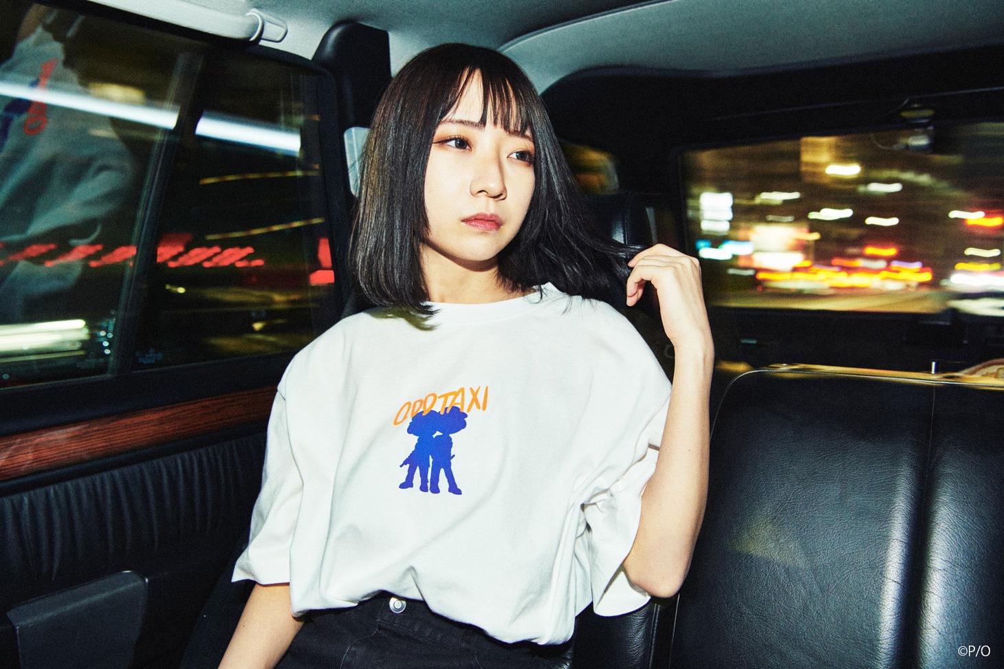 オッドタクシー イラストTシャツ 大門兄弟の着用イメージ。