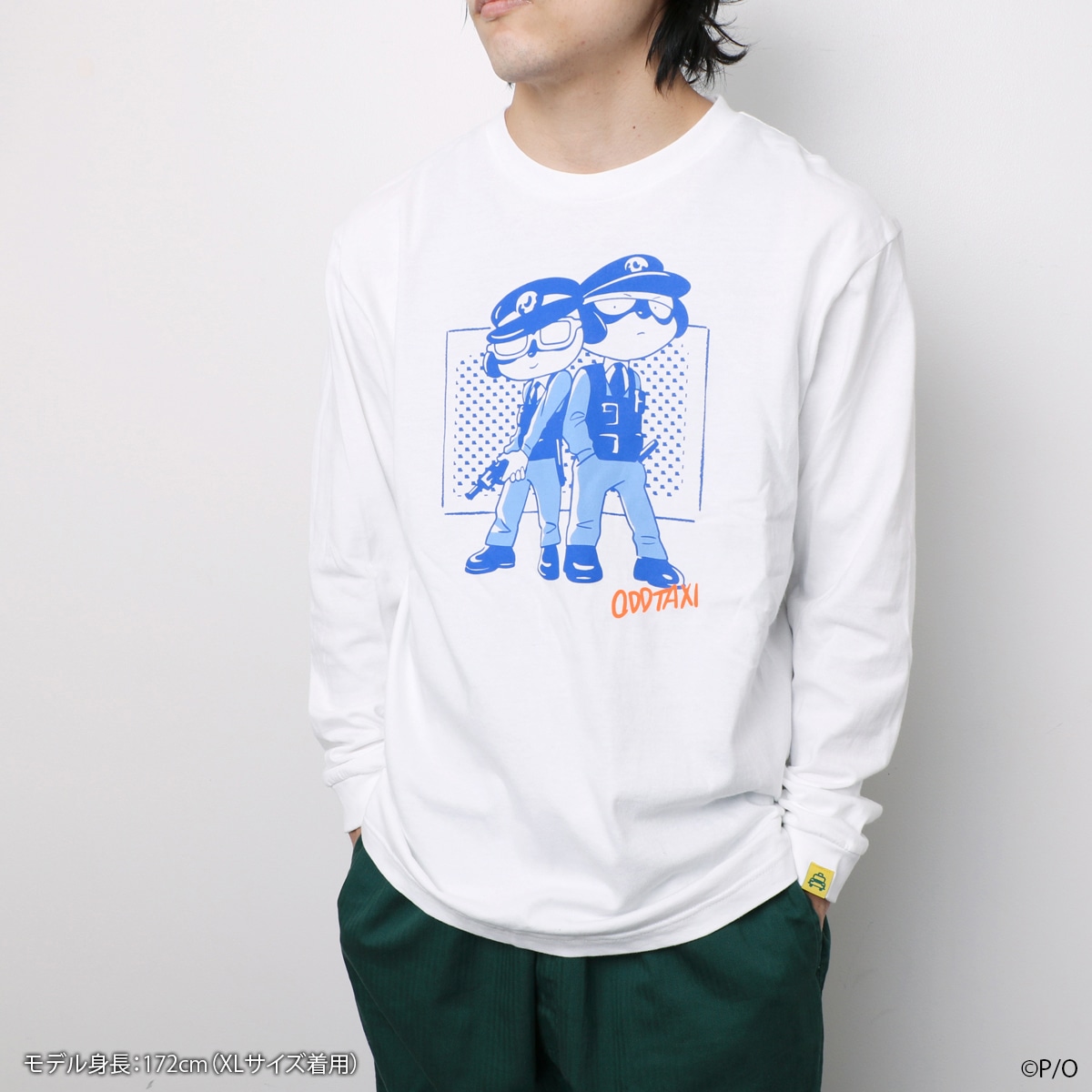 オッドタクシー イラストロングスリーブTシャツ 大門兄弟の着用イメージ。