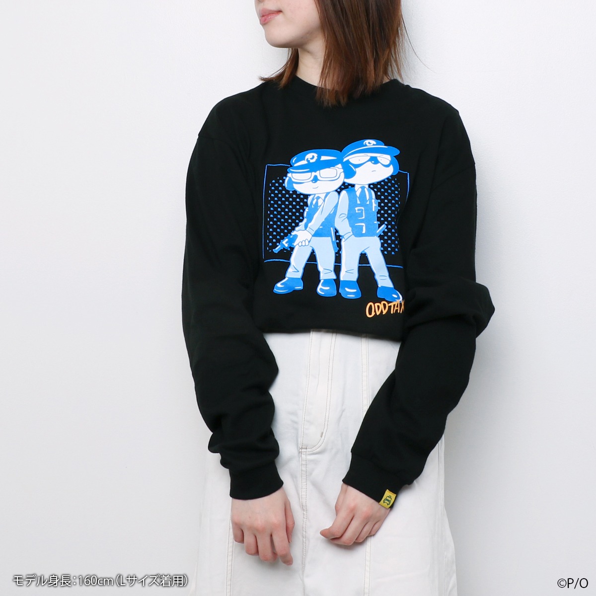 オッドタクシー イラストロングスリーブTシャツ 大門兄弟の着用イメージ。