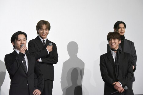 「練習室のハンドソープを変えてほしい」と願う川西拓実(前列左)。