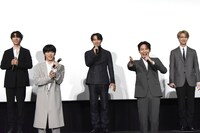 クラッカーから飛び出たテープが報道陣に直撃し、焦るJO1。