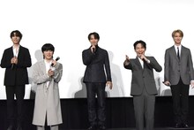 クラッカーから飛び出たテープが報道陣に直撃し、焦るJO1。