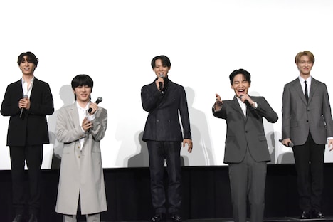 クラッカーから飛び出たテープが報道陣に直撃し、焦るJO1。