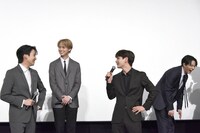 年金について話し出す豆原一成（前列右）。