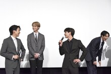 年金について話し出す豆原一成（前列右）。