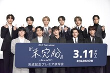 前列左から木全翔也、川尻蓮、豆原一成、川西拓実、河野純喜。後列左から金城碧海、與那城奨、白岩瑠姫、鶴房汐恩、大平祥生、佐藤景瑚。