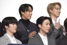 白岩瑠姫（後列右）に別の方向を向かされていたことに気付き、慌ててツッコむ與那城奨（後列左）。