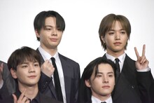 フォトセッション時に、こっそりピースをしていた大平祥生（後列右）。