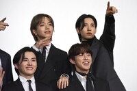 ムービーカメラの場所を探すJO1。