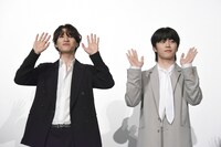 降壇ギリギリまでJAMに手を振る金城碧海（左）と木全翔也（右）。