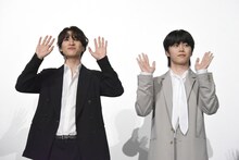 降壇ギリギリまでJAMに手を振る金城碧海（左）と木全翔也（右）。