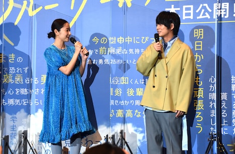 左から堀田真由、榎木淳弥。