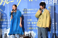 左から堀田真由、榎木淳弥。