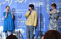 「呪術廻戦」の“領域展開”ポーズをする堀田真由（左）。