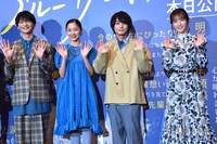 左から島崎信長、堀田真由、榎木淳弥、小松未可子。