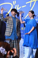 紙飛行機を構える島崎信長（左）と堀田真由（右）。