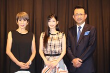 「あしやのきゅうしょく」公開記念舞台挨拶の様子。左から秋野暢子、松田るか、白羽弥仁。