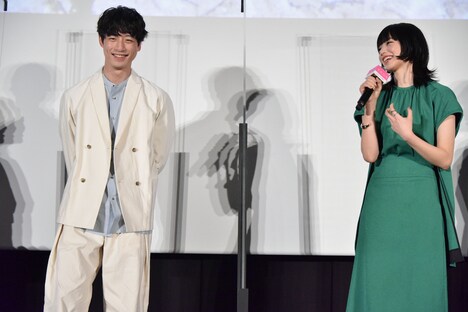 左から坂口健太郎、小松菜奈。