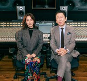 左からファーストサマーウイカ、布袋寅泰。